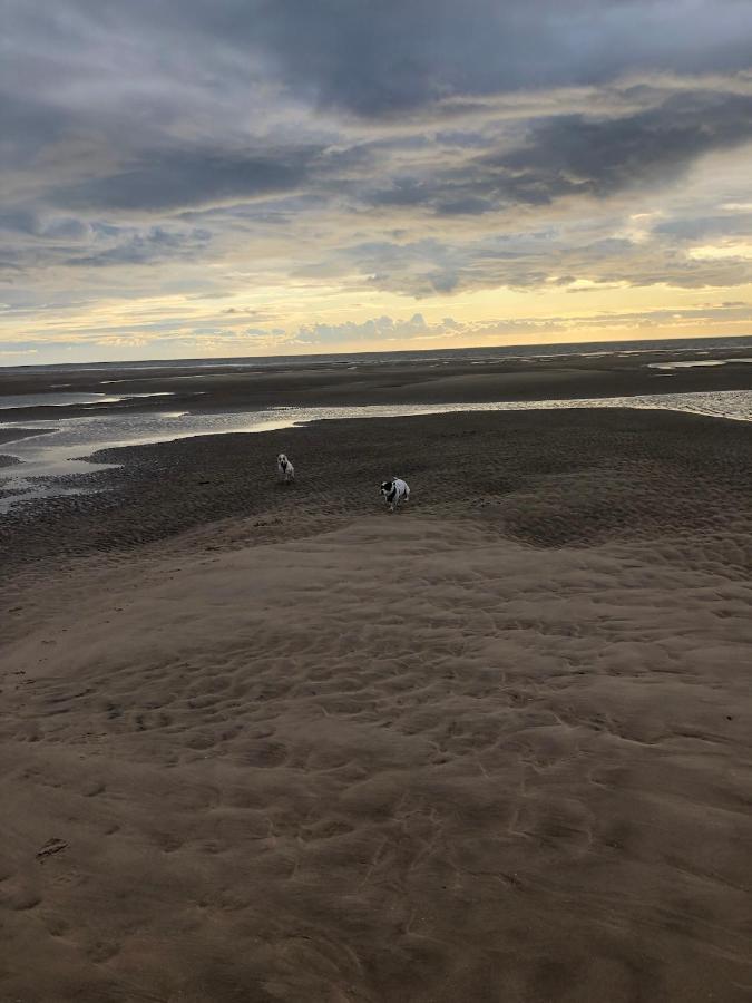 Town Center Large 2 Bedroom Apartment- Sleeps Up To 6 - Dogs Welcome - 2 Minutes From Train Station Blackpool Exterior foto
